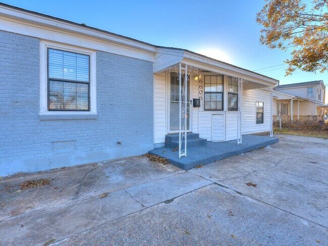 Foto del edificio - Half Off First Months Rent! ADORABLE 3 BED...