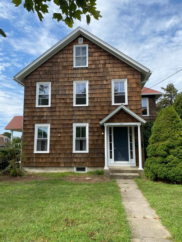 Primary Photo - 250 Kenyon Ave