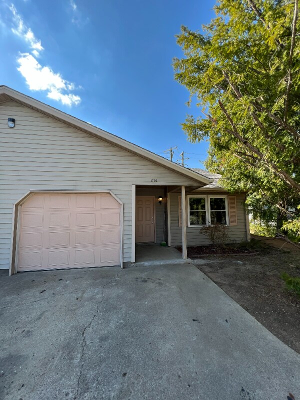 1704 S Pinestone Ct Unit 1704, Bloomington, IN 47401 Room for Rent in