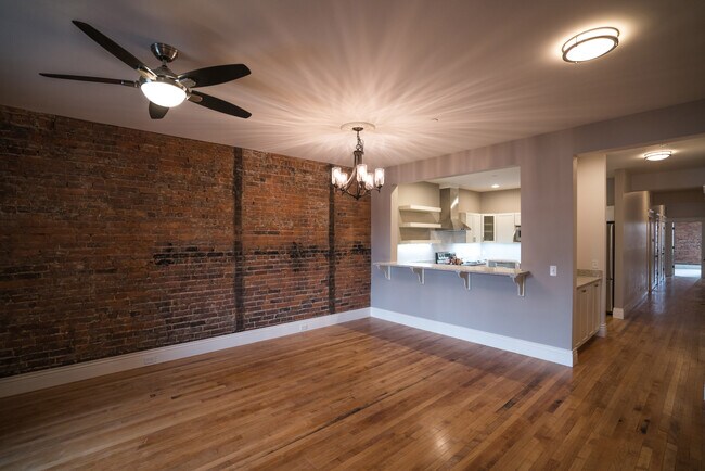 Foto del edificio - 320 E Michigan Ave