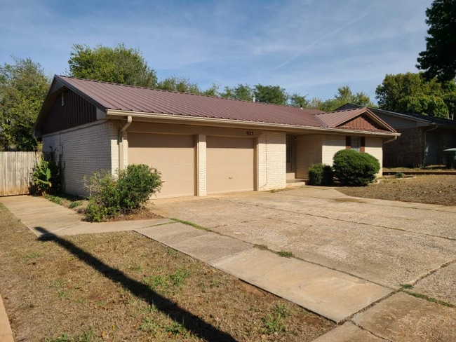 Photo - 925 Crown Dr House