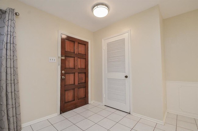 Building Photo - 12927 Trail Hollow Dr