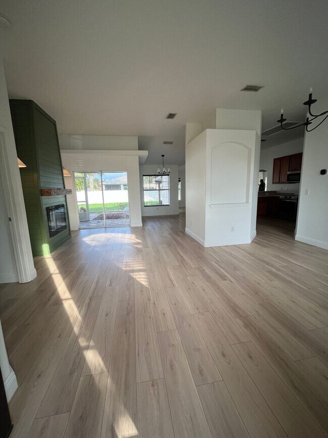 Foto del edificio - Convenient 3/2/2 PSL Home with Backyard Oa...
