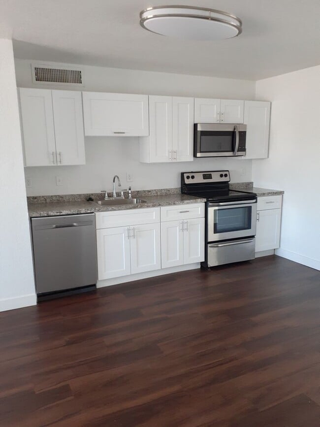 Photo - Spacious 4 Bed/2 Bath With Den  Updated Dec 2023. House