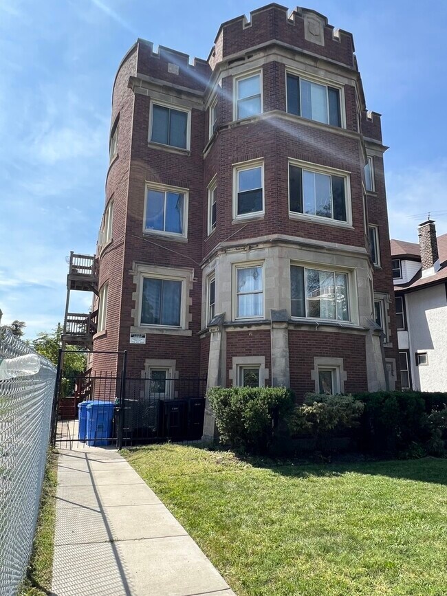 Building Photo - 7412 S South Shore Dr