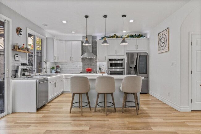 Foto del edificio - Spacious Detached Home in the Basking Ridge Community