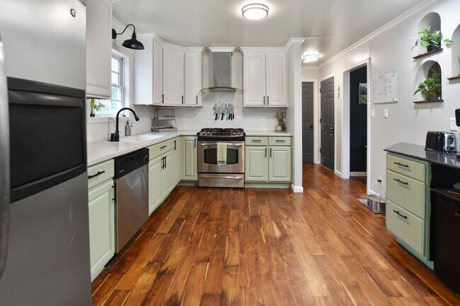 Foto del edificio - Pet Friendly Three Bedroom with Basement!