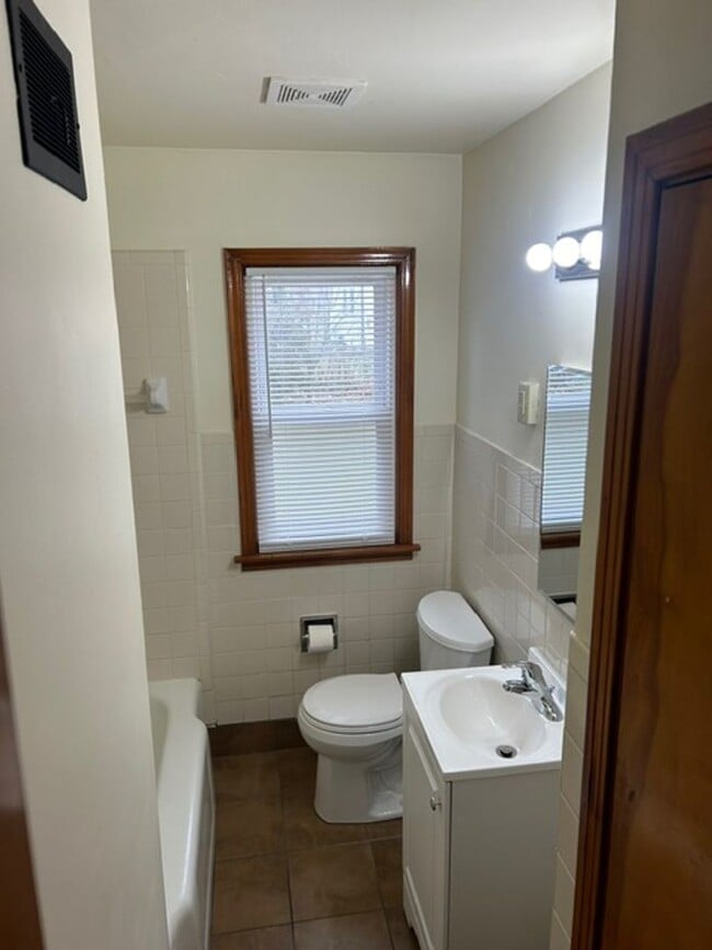 Building Photo - SINGLE FAMILY HOME
