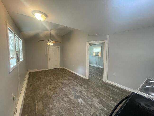 Foto del edificio - 902 W Lakeside Dr