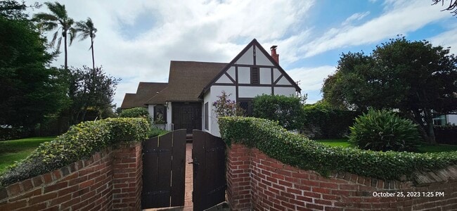 Foto del edificio - Centrally Located One-of-a-Kind Historic T...