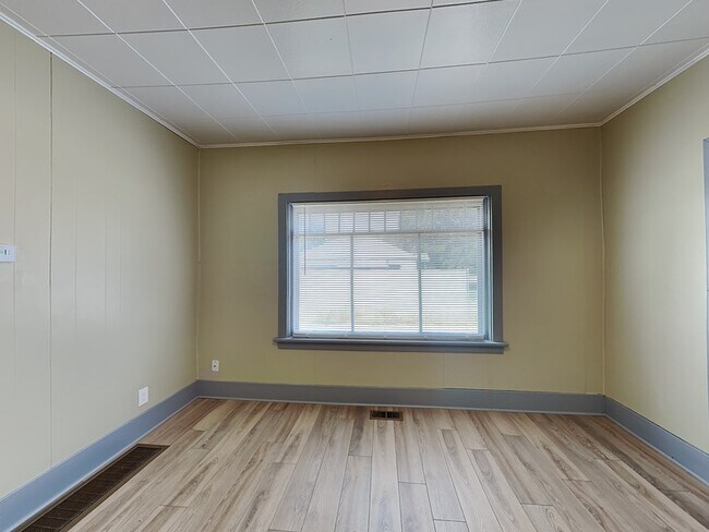 Building Photo - 10004 E Empire Ave