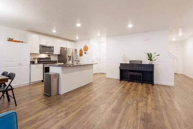 Foto del edificio - 1859 S 410 W