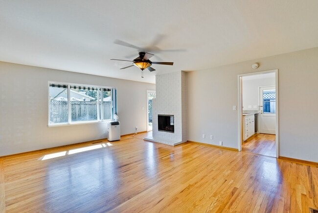 Building Photo - Welcome Home to Beautiful Cambrian Park Ne...