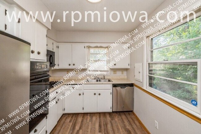Building Photo - NEWLY RENOVATED !! 3 bedroom, 2 Bathroom H...