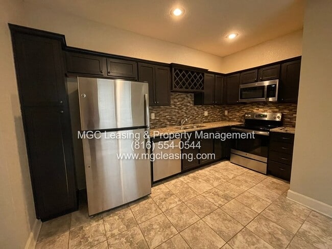 Building Photo - Eagle Creek Townhomes — Freshly Updated & Move-In Ready