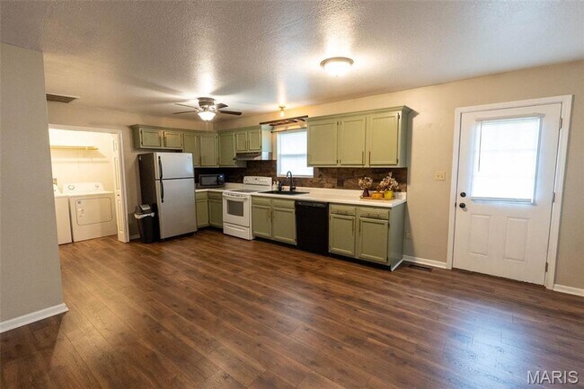 Foto del edificio - 2 bedroom, 1 bath duplex (left unit)