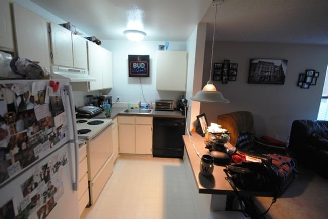 Building Photo - 6015 Lakeview Dr