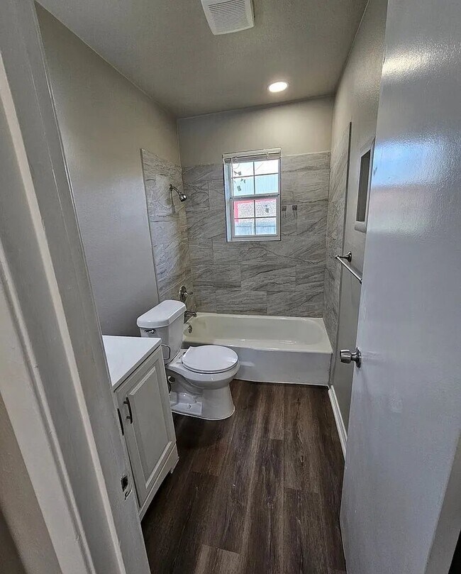 Foto del edificio - 2527 Normont Cir