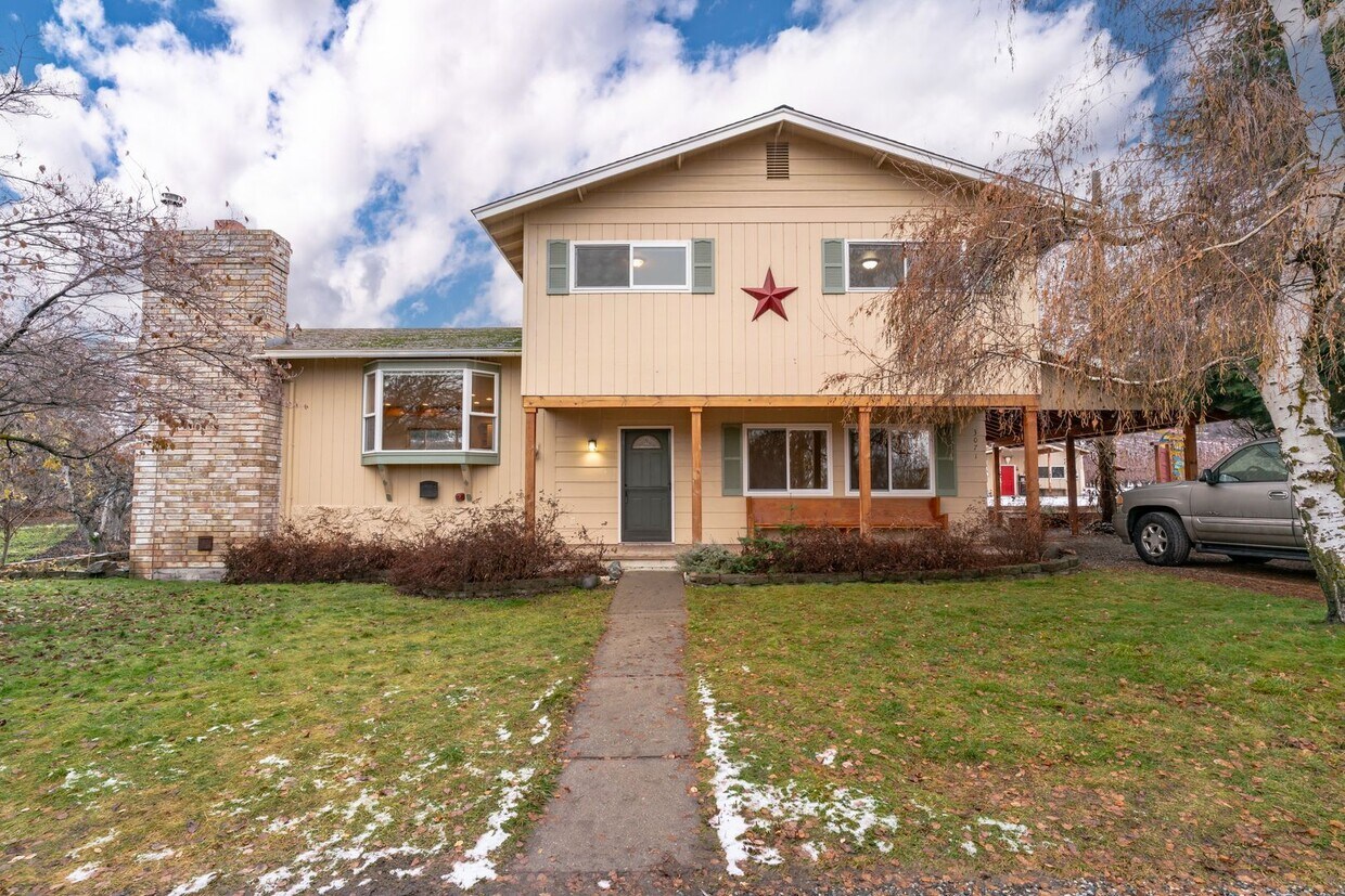 4 Bedroom 3 Bathroom TriLevel with Pool House Rental in Monitor, WA