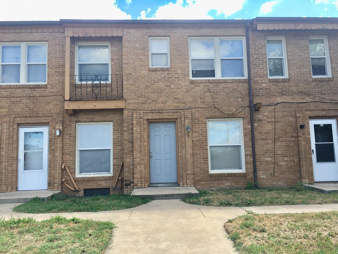 Primary Photo - 1707 E Lewis Cir