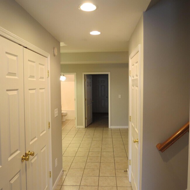 Building Photo - 1104 Oatlands Park