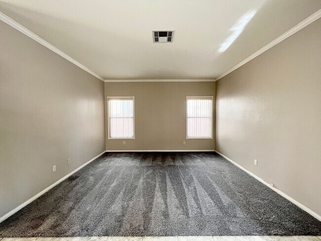 Foto del edificio - AMAZING 4 BED 2.5 BTH IS YOUR NEXT HOME!
