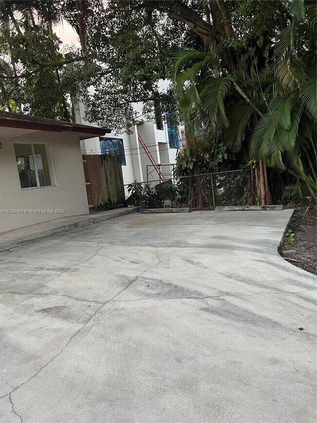 Foto del edificio - 13142-13144 NE 3rd Ct