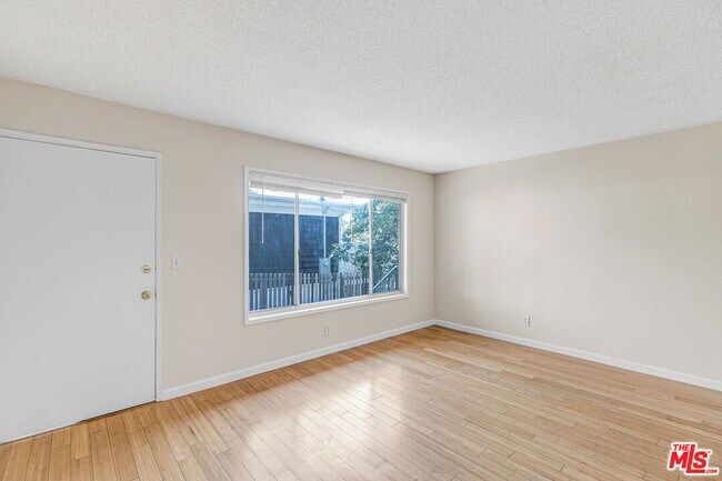 Foto del edificio - 2435 2nd St