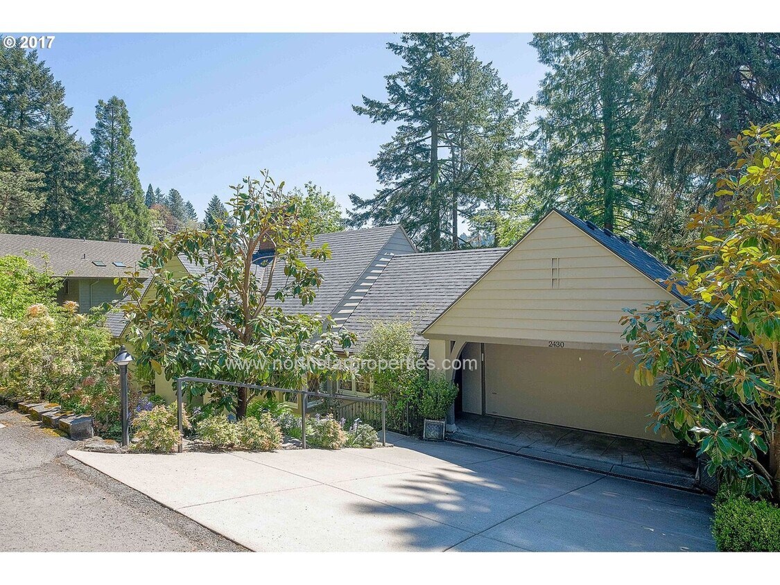 Primary Photo - Lakefront Remodeled North Shore Sundeleaf ...