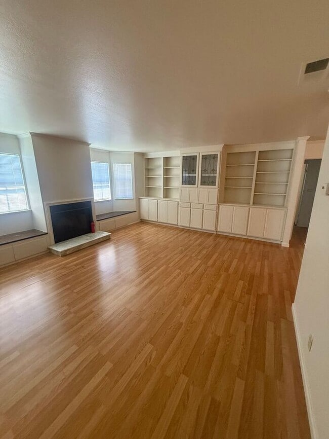 Building Photo - Great 2 Bedroom 2 Bath Townhouse