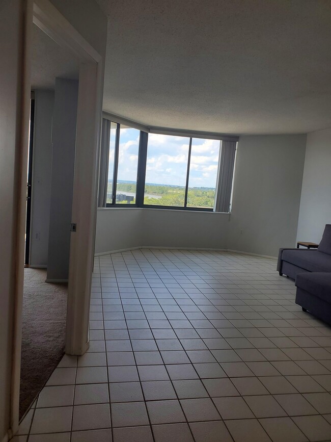 Building Photo - 240 Harmon Cove Tower