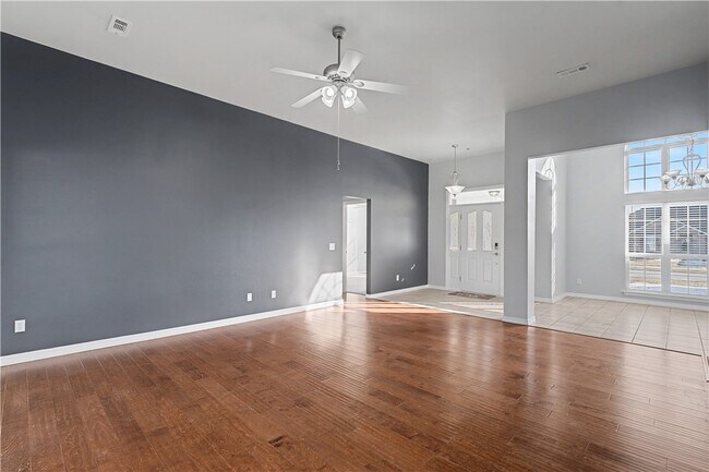 Foto del edificio - 585 Lynn Dr