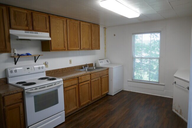 Building Photo - 7 Bank St