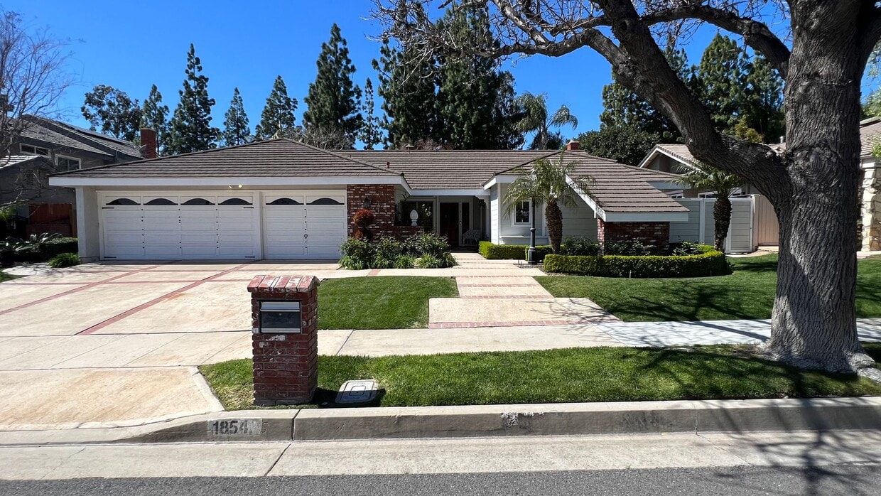 Primary Photo - Stunning Single Story 3 Bed plus Den 2.5 B...