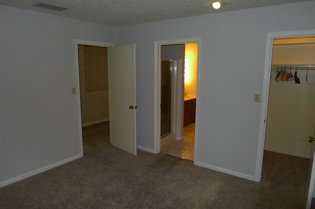 Building Photo - 3 Lyndhurst Village Ct