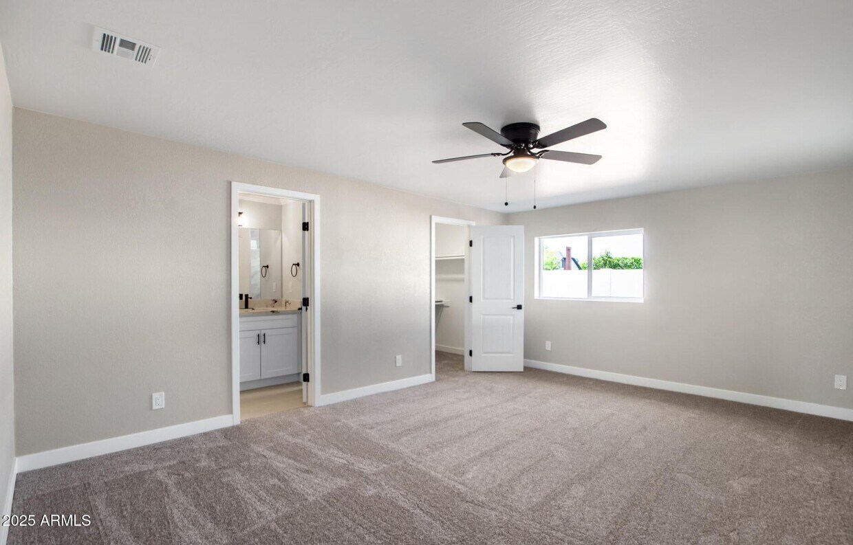 Foto principal - 4402 E Mitchell Dr
