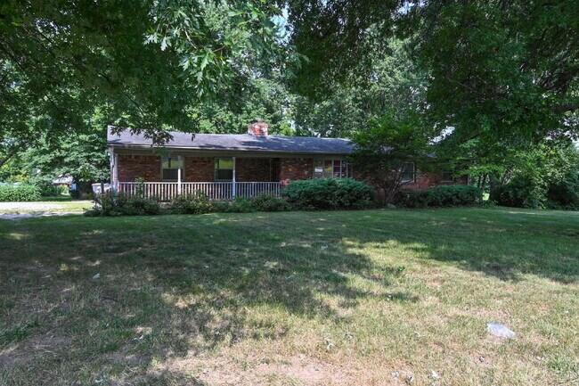 Foto del edificio - Charming 3-Bedroom Retreat with 2 Full Baths on South Meridian Street – 1516 Sq Ft of Comfort in ...