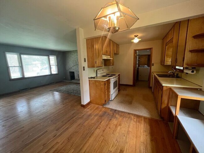 Building Photo - Cute Home in Laporte