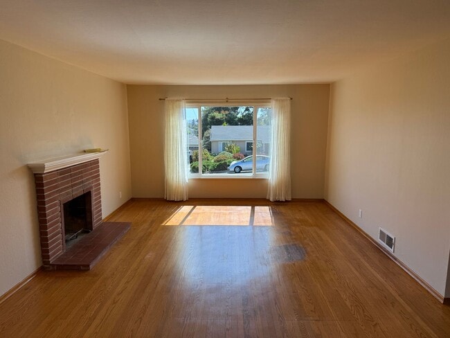 Building Photo - Spacious 3 bedroom, 1.5 bathroom Home in R...