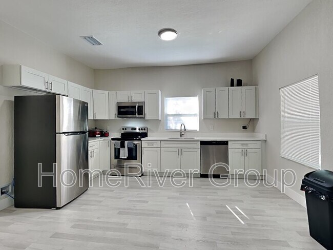Building Photo - 2423 E 19th Ave