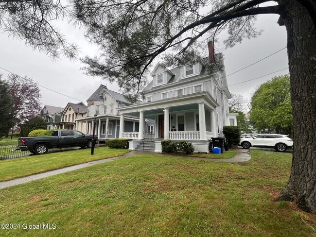 Foto del edificio - 191 Pawling Ave