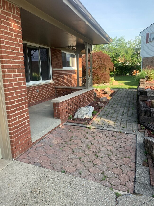 Building Photo - 33617 Elford Dr