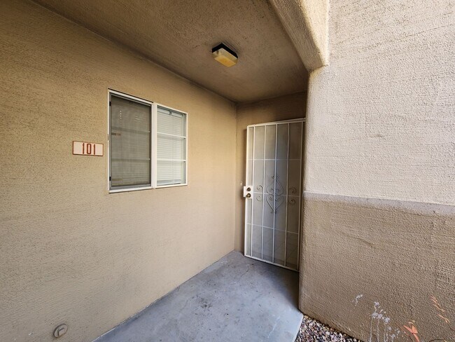 Foto del edificio - Beautiful 2 Bedroom, 2 Bath Condo in Summerlin