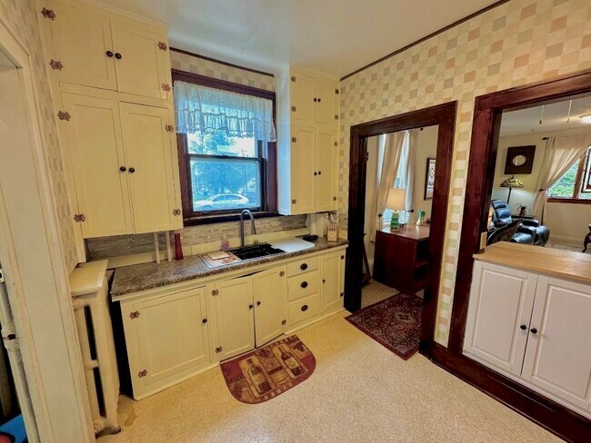 Cocina luminosa con acceso directo al salón - 123 N Broadway Ave