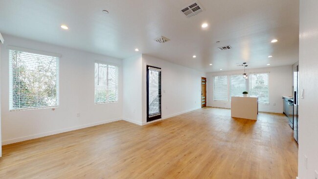 Foto del edificio - 1311 N Harvard Blvd