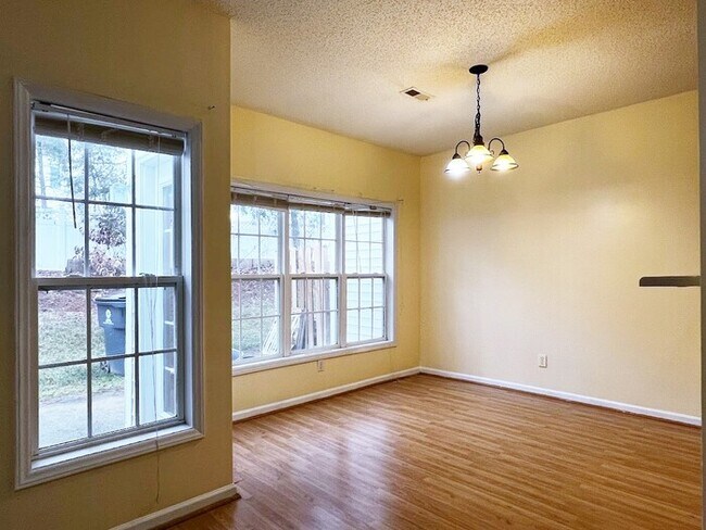 Foto del edificio - 3 Bedroom 2.5 bath One Garage