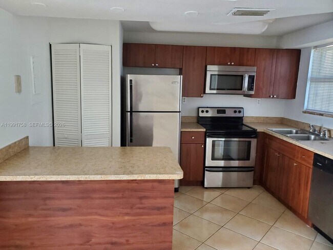Foto del edificio - 555 NE 30th St