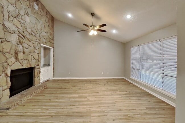 Foto del edificio - 542 Enchanted Hollow Dr