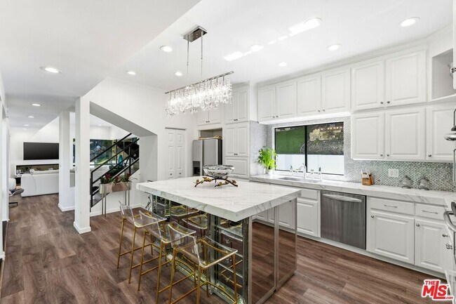 Foto del edificio - 2350 Benedict Canyon Drive