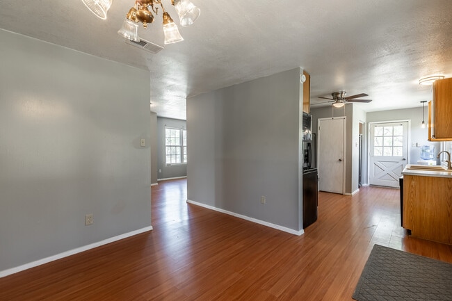 Building Photo - 910 N Magnolia Ave
